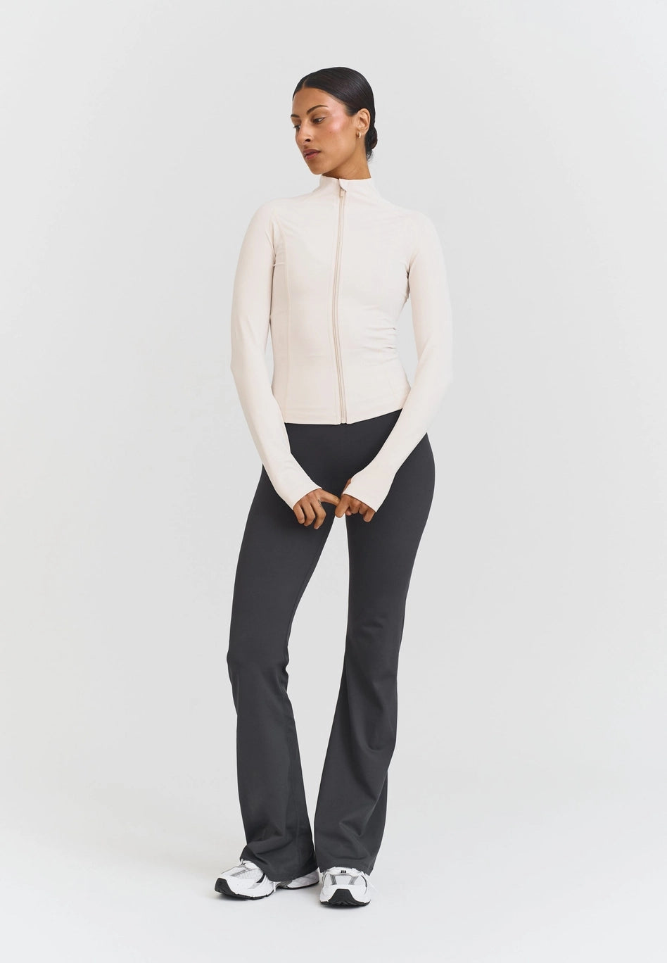 Chaqueta gris con cremallera invisible