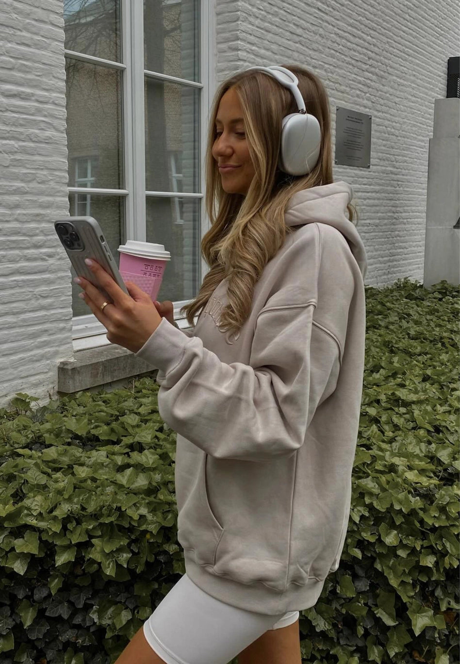 Chaqueta gris con cremallera invisible