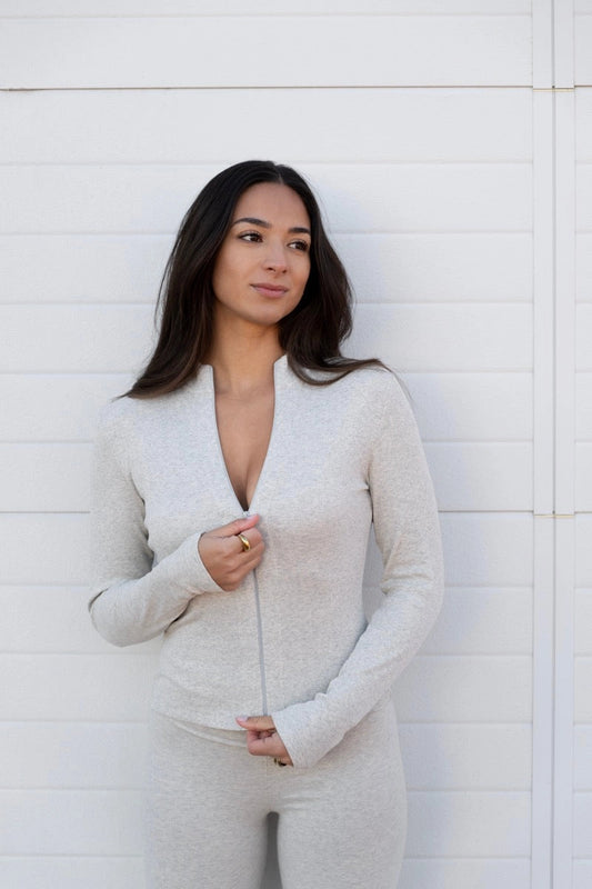 Chaqueta gris con cremallera invisible