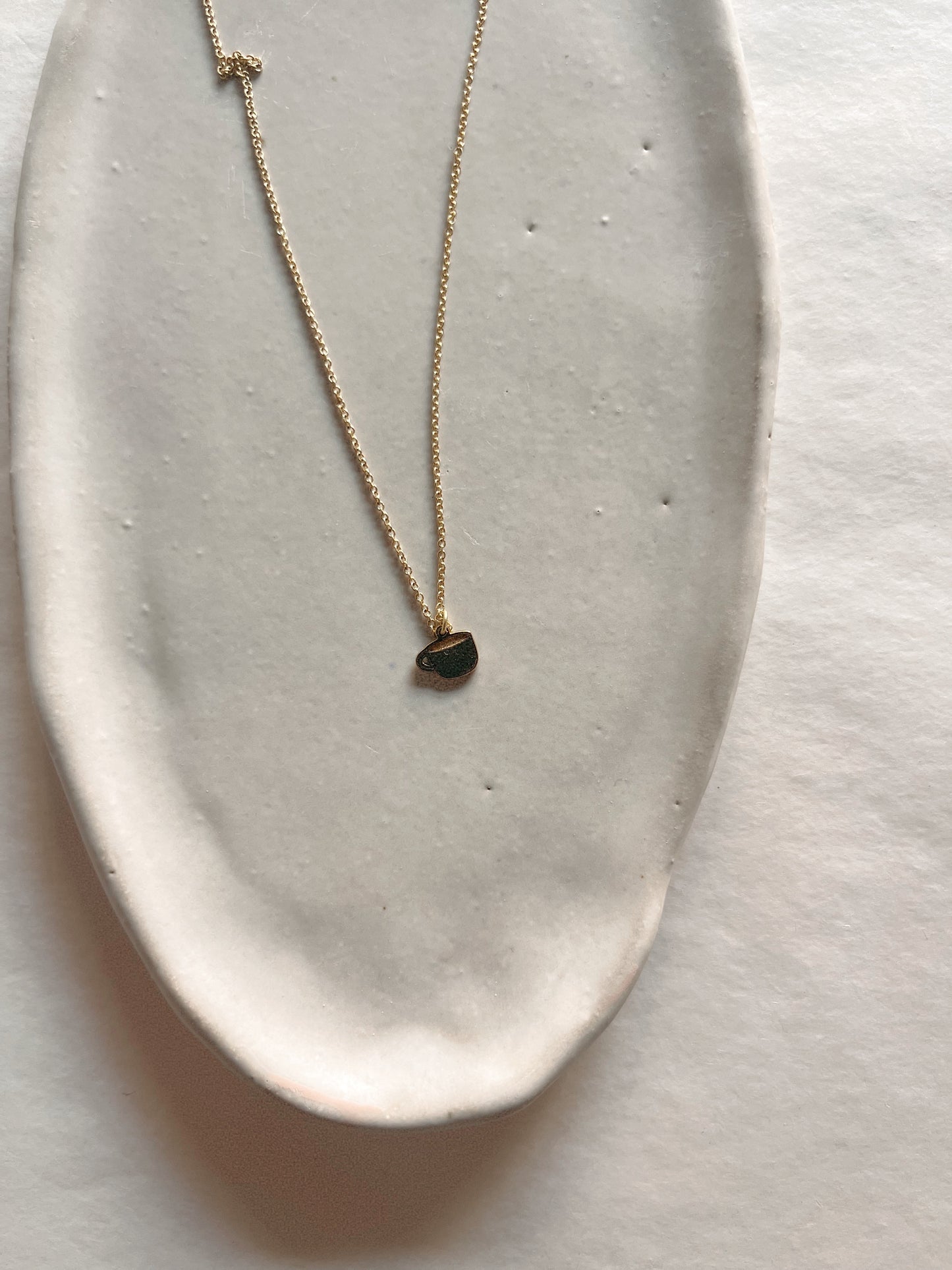 Plato irregular blanco mate