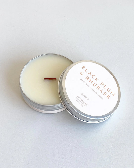 Vela en lata de ciruela negra y ruibarbo