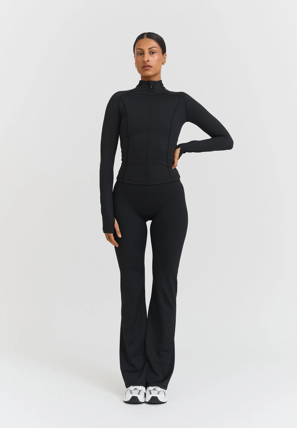 Chaqueta gris con cremallera invisible