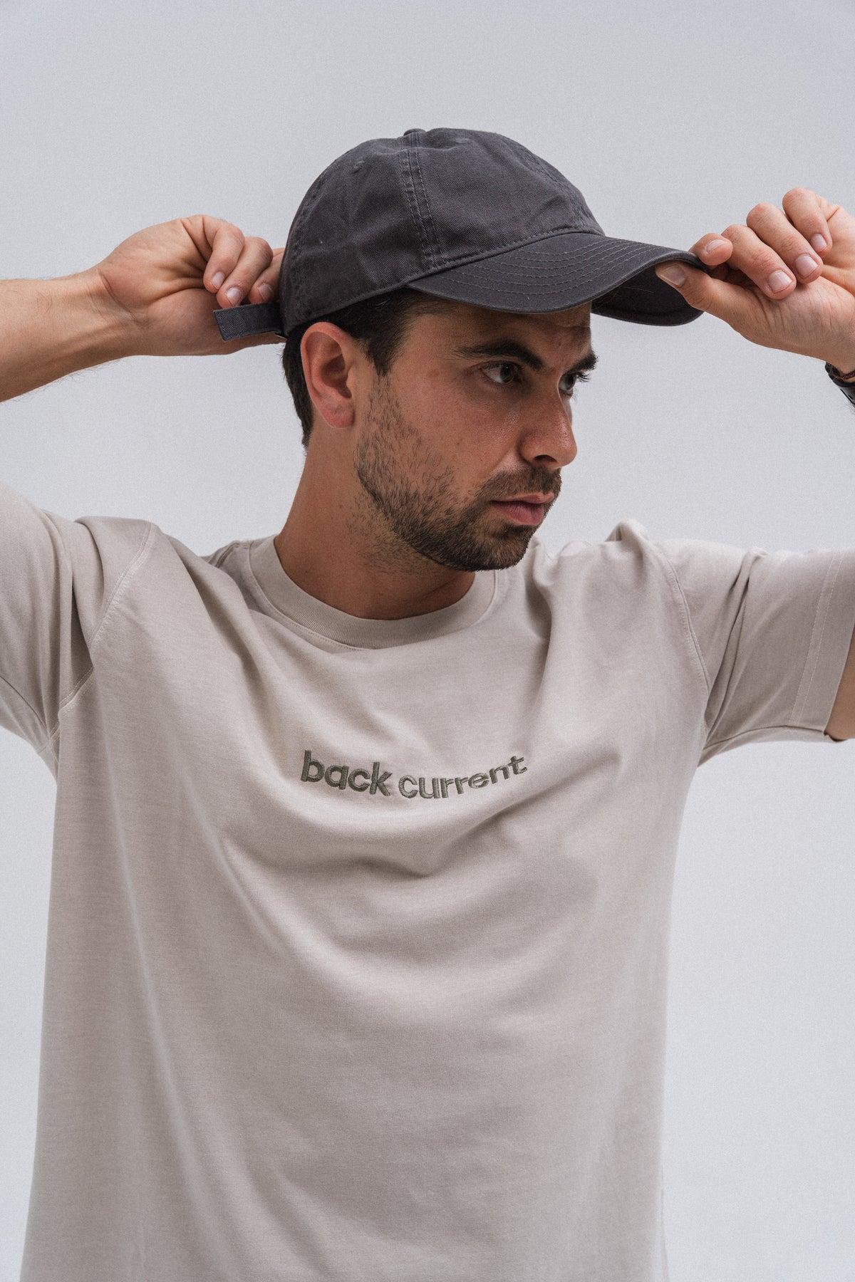 Camiseta unisex bordada de algodón orgánico White Pearl
