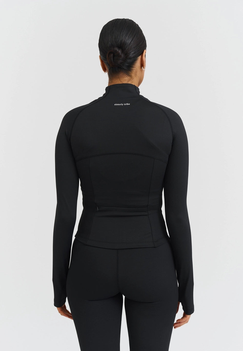 Chaqueta gris con cremallera invisible