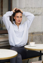 Chaqueta gris con cremallera invisible