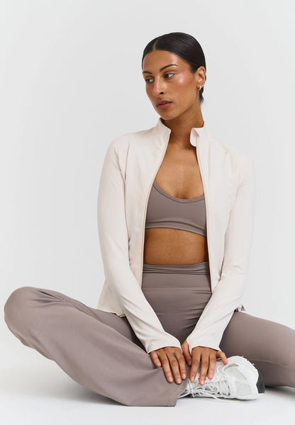 Chaqueta gris con cremallera invisible