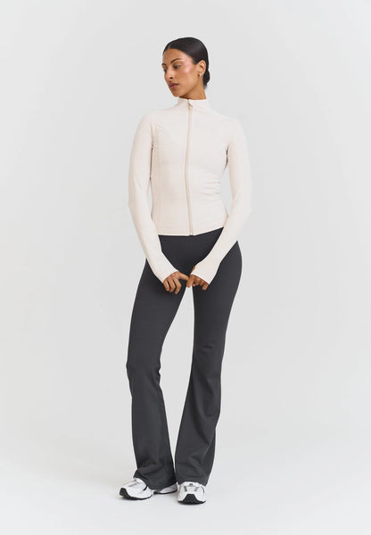 Chaqueta gris con cremallera invisible