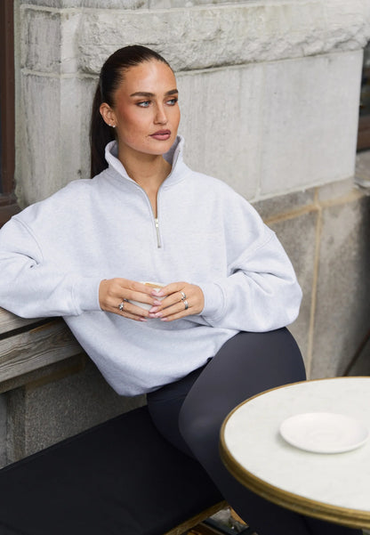 Chaqueta gris con cremallera invisible