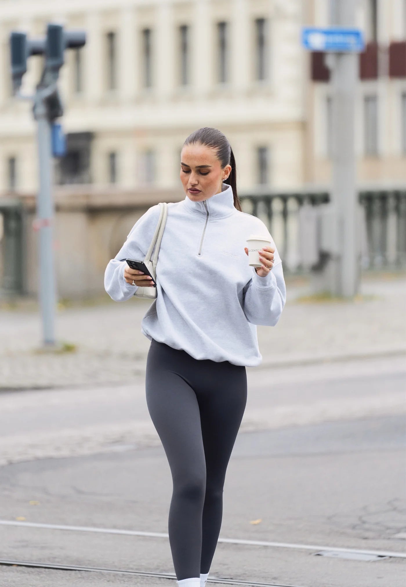 Chaqueta gris con cremallera invisible