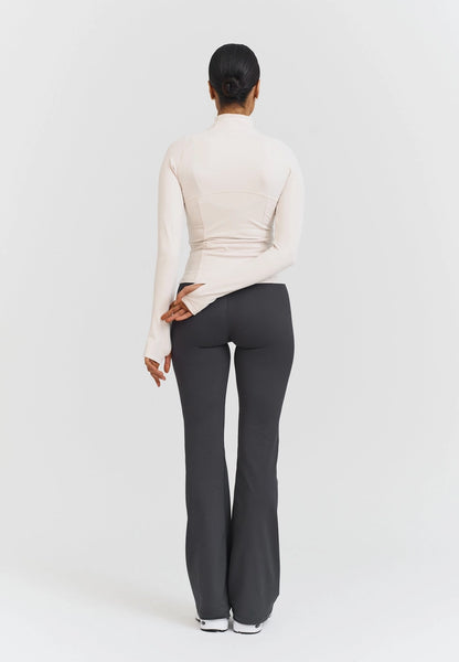 Chaqueta gris con cremallera invisible