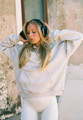 Chaqueta gris con cremallera invisible
