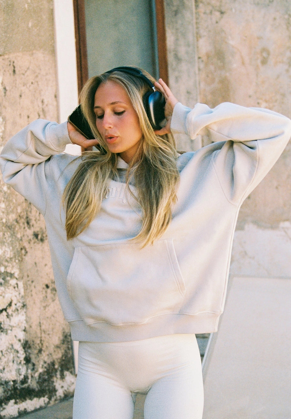 Chaqueta gris con cremallera invisible