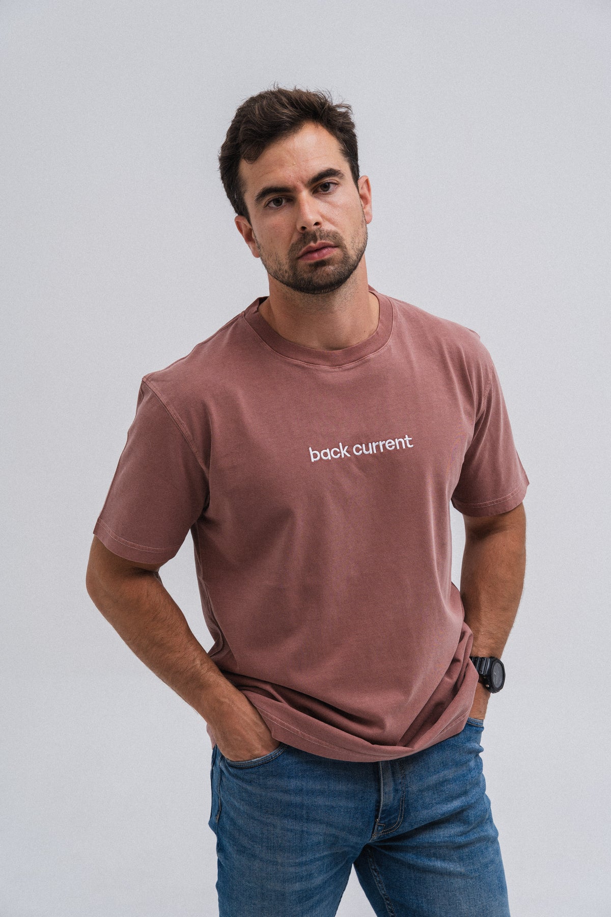 Camiseta unisex bordada de algodón orgánico Dusty Rose