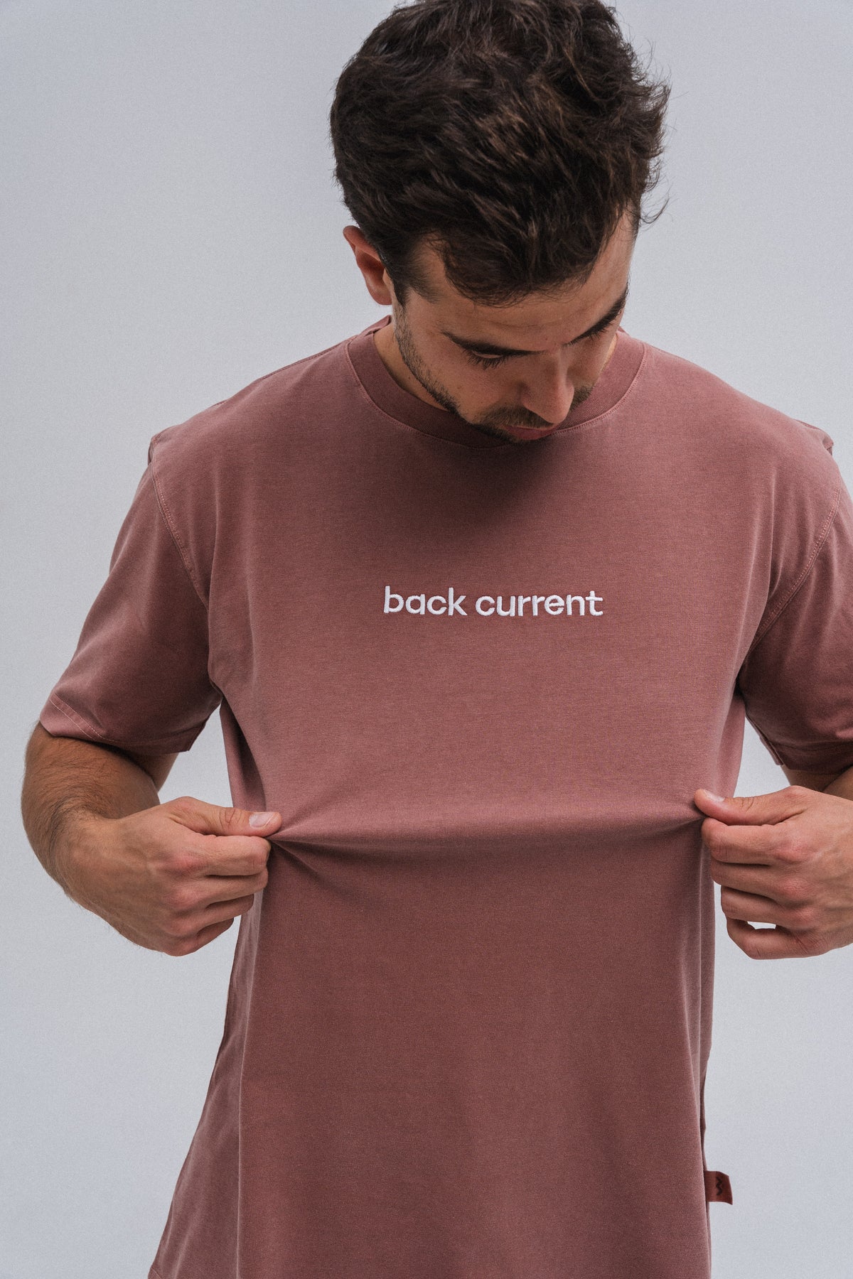 Camiseta unisex bordada de algodón orgánico Dusty Rose