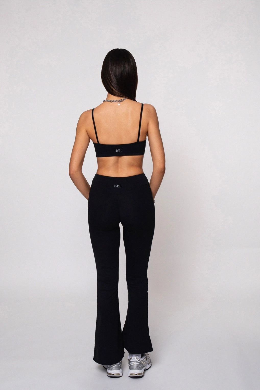 Pantalones acampanados Utopie en negro