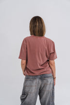Camiseta unisex bordada de algodón orgánico Dusty Rose