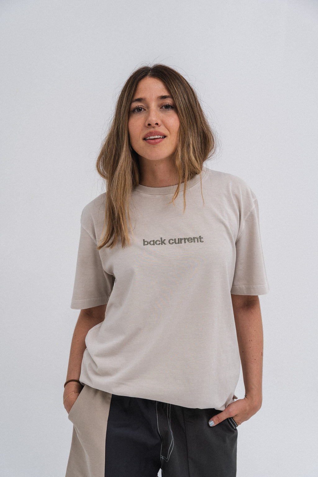 Camiseta unisex bordada de algodón orgánico White Pearl