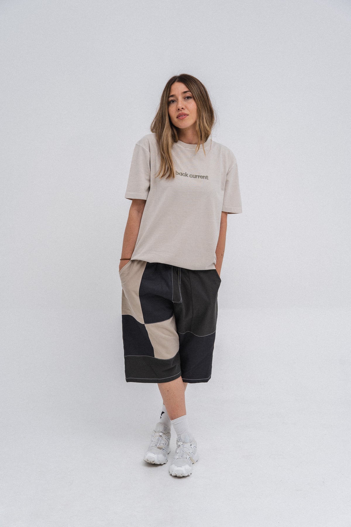 Camiseta unisex bordada de algodón orgánico White Pearl